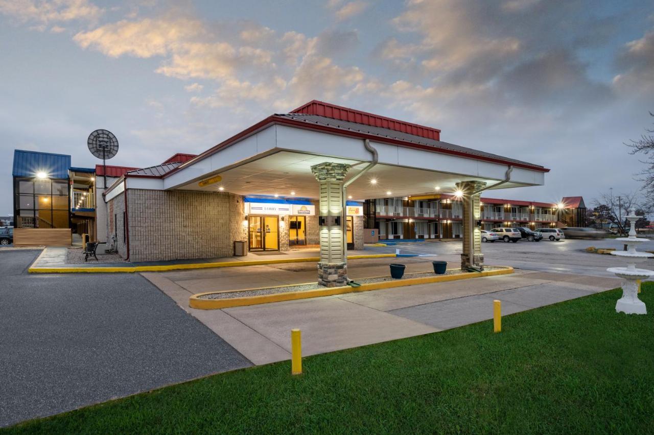 Super 8 By Wyndham Perrysburg-Toledo Hotel Exterior foto
