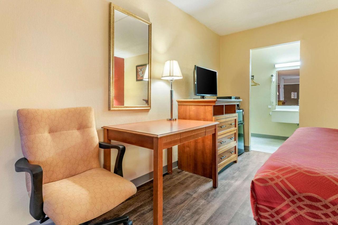 Super 8 By Wyndham Perrysburg-Toledo Hotel Exterior foto