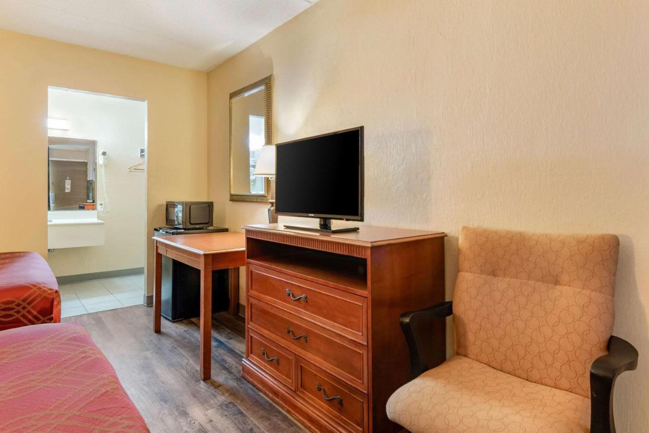 Super 8 By Wyndham Perrysburg-Toledo Hotel Exterior foto